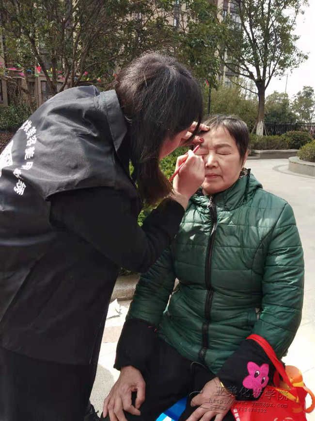 3月8号女神节亚美化妆班学员在小区做公益活动现场