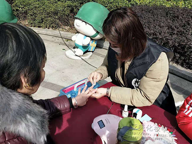 3月8号女神节亚美化妆班学员在小区做公益活动现场