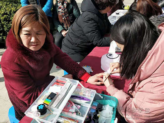 3月8号女神节亚美化妆班学员在小区做公益活动现场