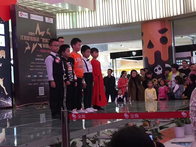 亚美帮荔枝小演员童妆加油